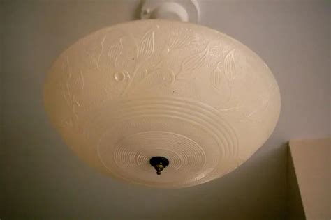 plastic light fixtures without ground